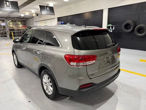Used 2017 Kia Sorento FWD image 5