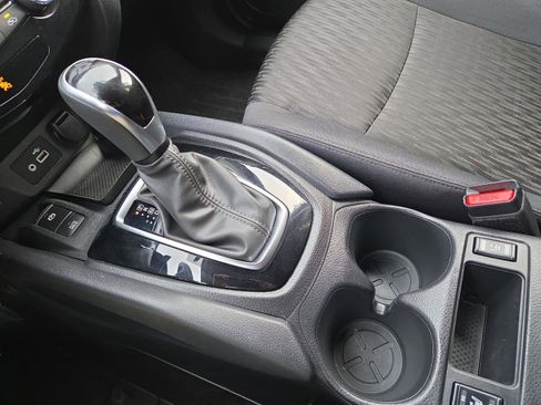 Used 2020 Nissan Rogue SV w/ Premium Package image 23