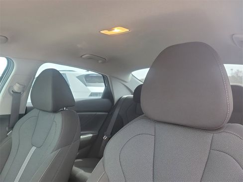 Certified 2025 Hyundai Elantra SE image 19