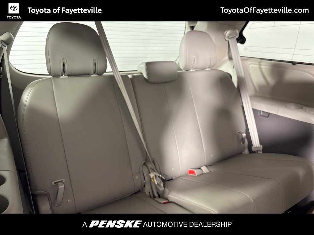 Used 2020 Toyota Sienna XLE w/ XLE Navigation Package FWD image 18