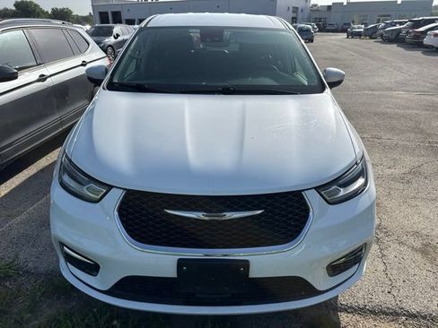 Used 2023 Chrysler Pacifica Touring-L FWD image 9