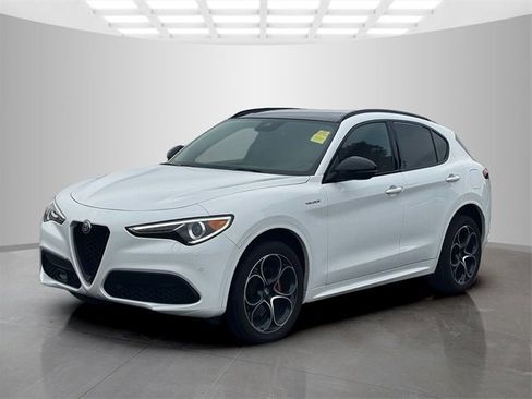 Used 2022 Alfa Romeo Stelvio Veloce image 3