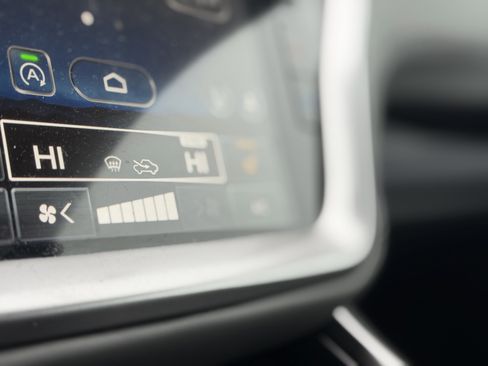 Used 2023 Subaru Outback Premium image 3