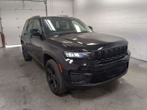 Used 2023 Jeep Grand Cherokee Altitude AWD/4WD image 1