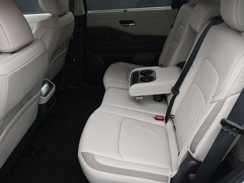Used 2025 Nissan Pathfinder SL FWD image 29