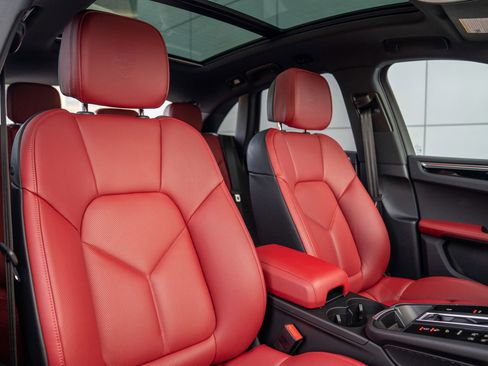 Used 2025 Porsche Macan image 27