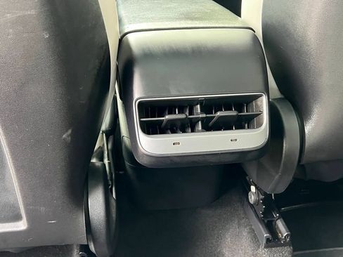 Used 2021 Tesla Model Y Long Range image 33