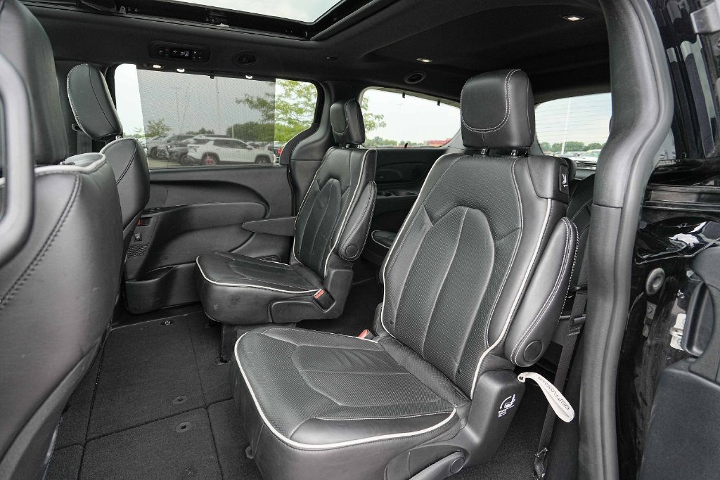 Used 2025 Chrysler Pacifica Limited FWD image 20