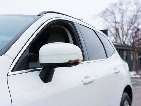 Used 2022 Volvo XC60 B5 Momentum image 12