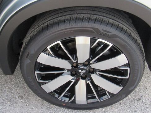 New 2025 Mitsubishi Outlander SE image 8