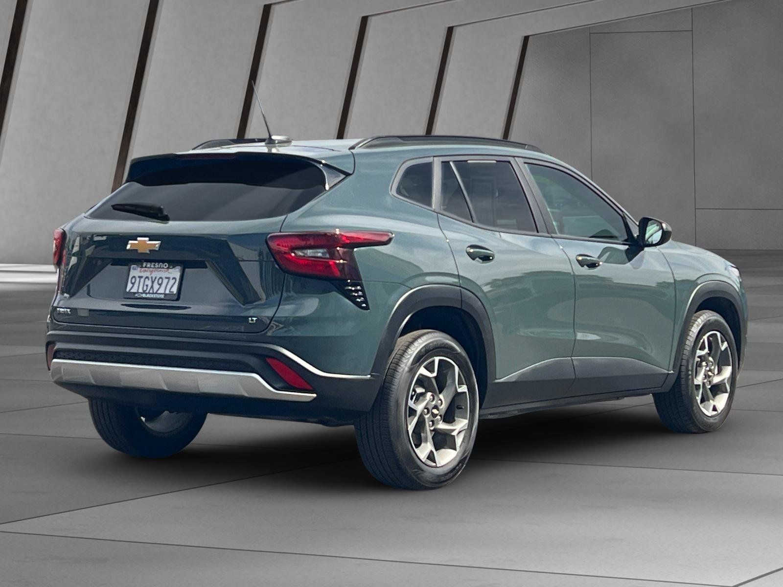 Used 2025 Chevrolet Trax LT w/ LT Convenience Package FWD image 3