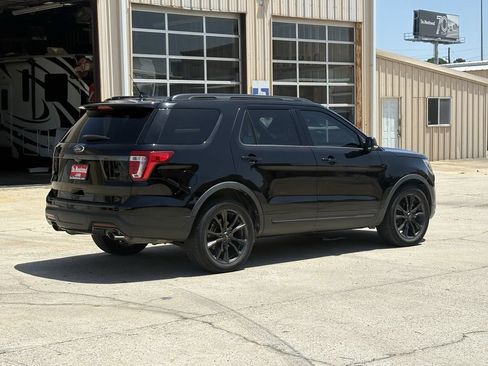 Used 2018 Ford Explorer XLT w/ Equipment Group 202A FWD image 5