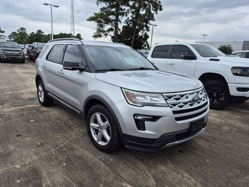 Used 2018 Ford Explorer XLT w/ Equipment Group 201A FWD image 2
