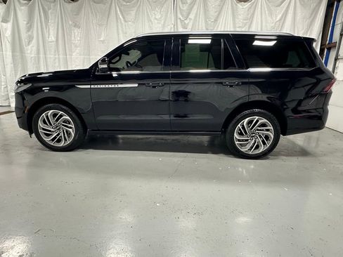 Used 2025 Lincoln Navigator Reserve image 4