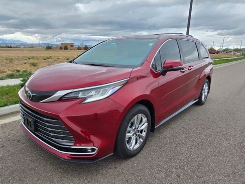 Used 2026 Toyota Sienna Limited image 1