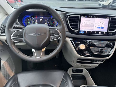 Used 2023 Chrysler Pacifica Touring-L FWD image 14