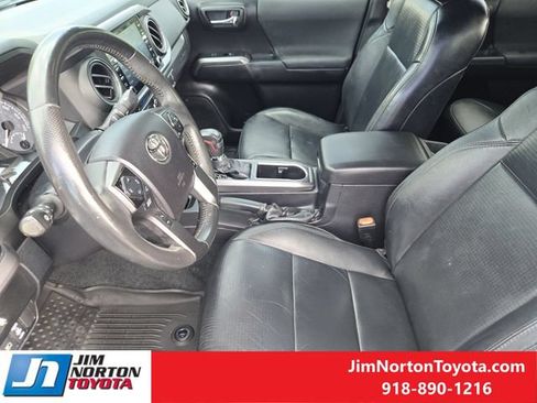 Used 2021 Toyota Tacoma TRD Off-Road w/ TRD Premium Off Road Package AWD/4WD image 15