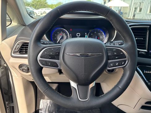 Used 2024 Chrysler Pacifica Touring-L FWD image 15