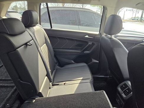Used 2023 Volkswagen Tiguan SE w/ Panoramic Sunroof Package image 9