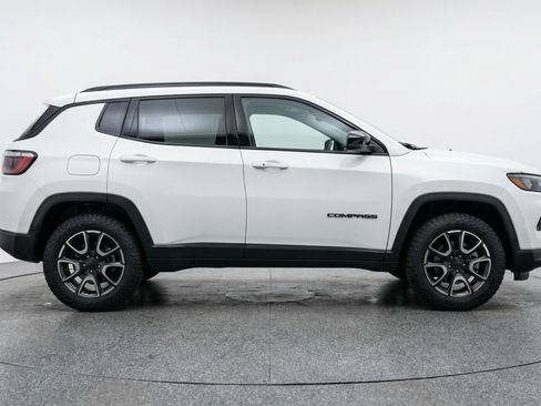 Used 2025 Jeep Compass Trailhawk image 11