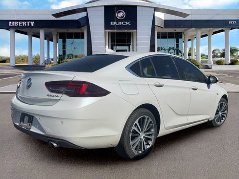 Used 2018 Buick Regal Preferred w/ Driver Confidence Package #1 FWD image 4