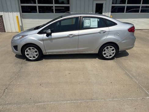 Used 2013 Ford Fiesta SE FWD image 1