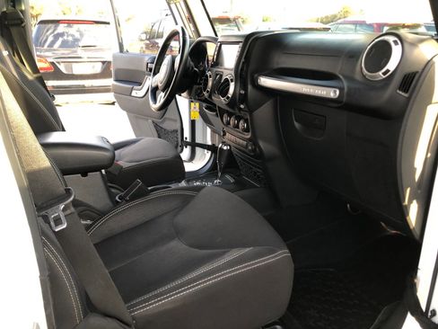 Used 2016 Jeep Wrangler Unlimited Rubicon w/ Connectivity Group image 24