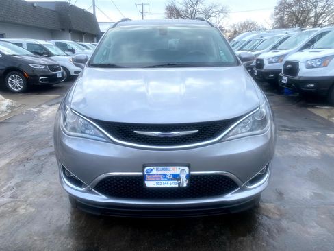Used 2018 Chrysler Pacifica Touring-L w/ Tire & Wheel Group image 2
