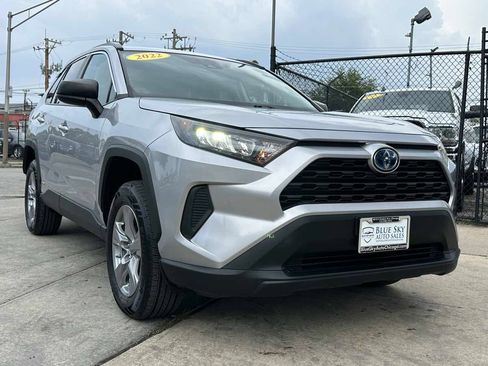 Used 2022 Toyota RAV4 LE AWD/4WD image 3