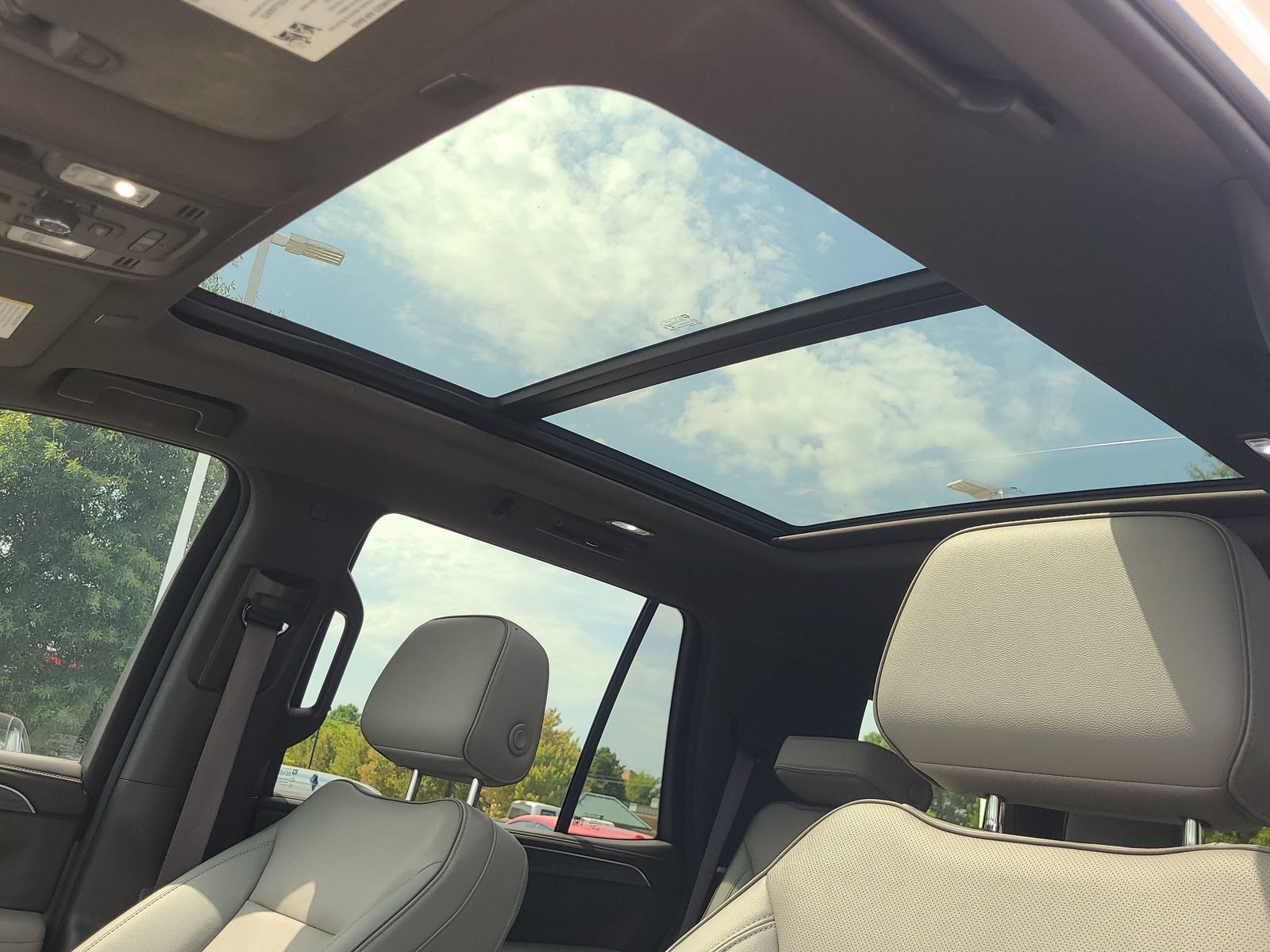 Used 2022 GMC Yukon SLT w/ SLT Premium Package AWD/4WD image 28
