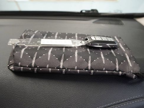 Used 2020 Chrysler Pacifica Limited FWD image 37