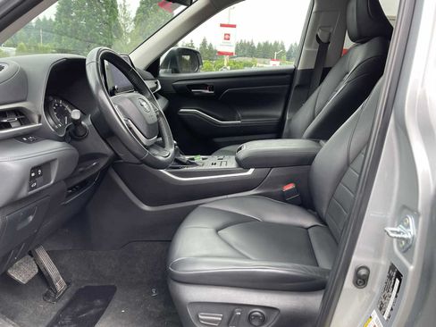 Certified 2024 Toyota Highlander XLE AWD/4WD image 11