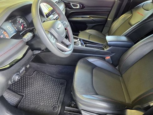 Used 2025 Jeep Compass Trailhawk AWD/4WD image 8