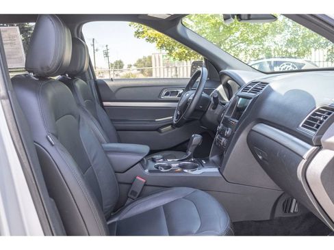 Used 2018 Ford Explorer XLT w/ Equipment Group 202A AWD/4WD image 11