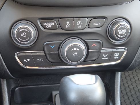 Used 2017 Jeep Cherokee Trailhawk image 21