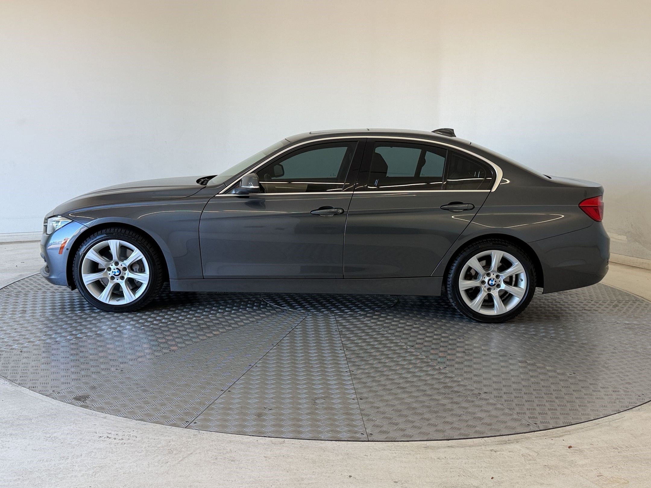 Used 2016 BMW 340i xDrive Sedan AWD/4WD image 2