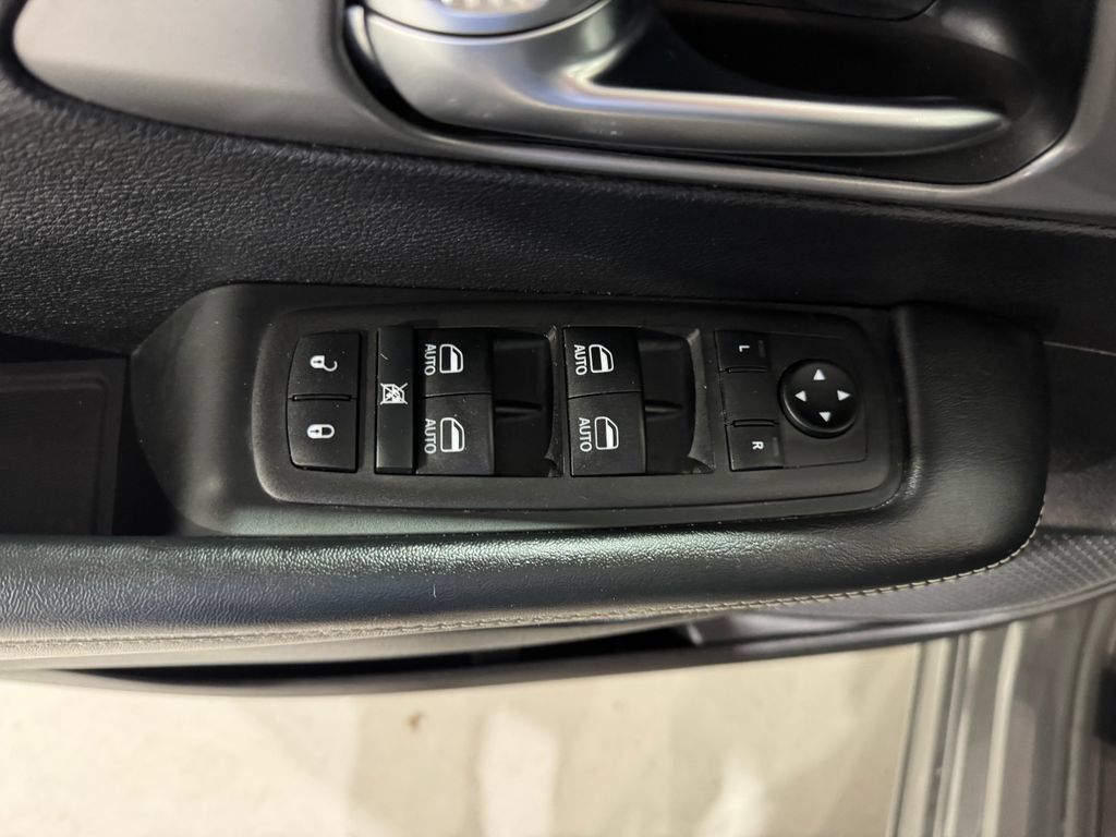 Used 2025 Chrysler Pacifica Select FWD image 17