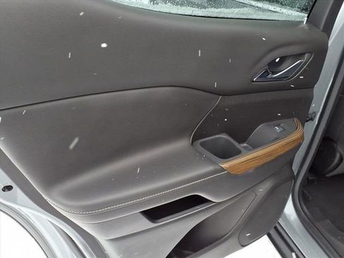 Used 2023 GMC Acadia SLE w/ Driver Convenience Package image 16