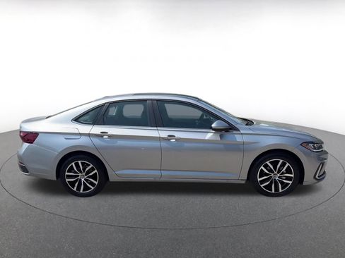 Used 2025 Volkswagen Jetta SE image 16