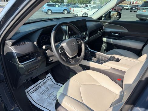 Certified 2024 Toyota Grand Highlander AWD image 9