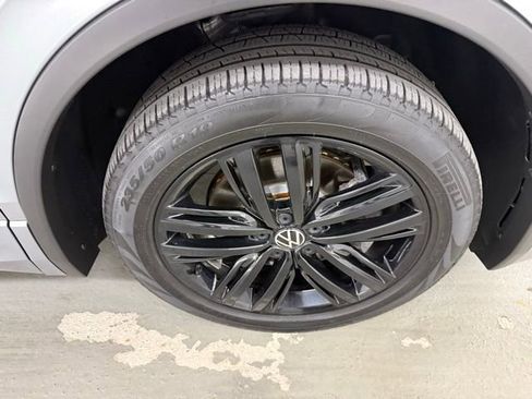 Used 2022 Volkswagen Tiguan SE R-Line image 5