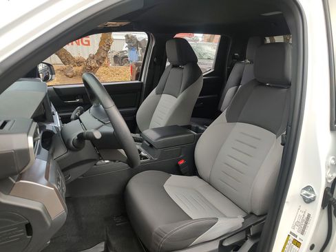 Used 2024 Toyota Tacoma TRD Sport image 13