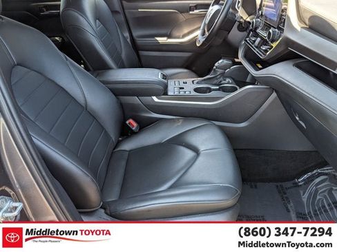 Certified 2024 Toyota Highlander XLE AWD/4WD image 36