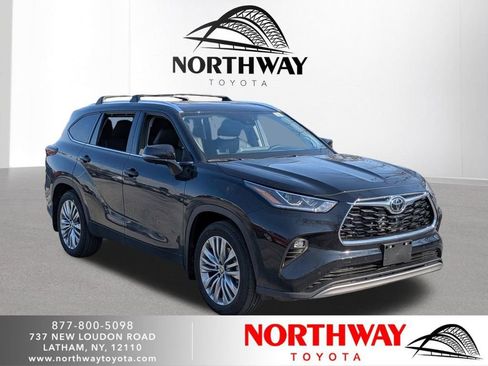 New 2026 Toyota Highlander Platinum AWD/4WD image 1