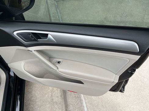 Used 2016 Volkswagen Golf S image 17