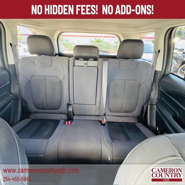Used 2023 Jeep Grand Cherokee Laredo w/ Luxury Tech Group I RWD image 12