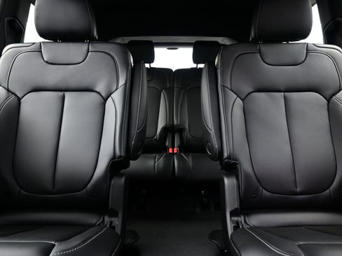 New 2025 Jeep Grand Cherokee L Limited w/ Black Appearance Package AWD/4WD image 10