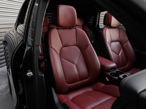 Certified 2023 Porsche Macan S AWD/4WD image 36