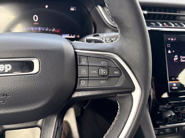 Used 2025 Jeep Grand Cherokee Altitude AWD/4WD image 12