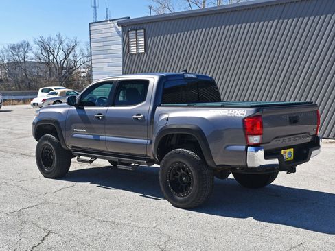 Used 2017 Toyota Tacoma TRD Off-Road AWD/4WD image 8